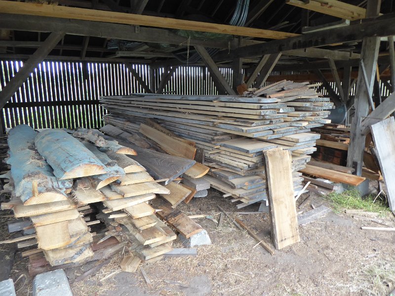P1090294.JPG - Het gezaagde hout wordt aan de wind gedroogd. Dikke planken, voor buikdenningen en ander zwaar werk. De molen moet het echt nog van de houtverkoop hebben!