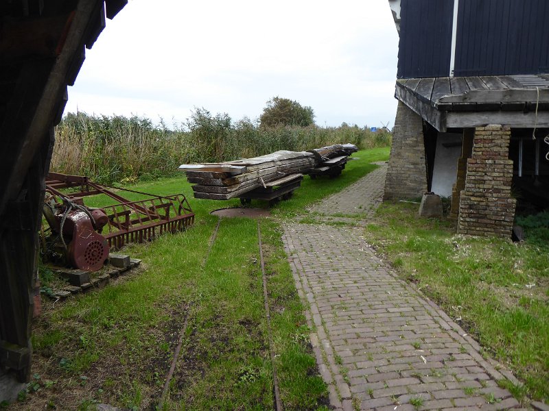 P1090295.JPG - Vanaf de achterkant van de molen naar de verschillende droogschuren loopt een smalspoortje. Met draaischijf!