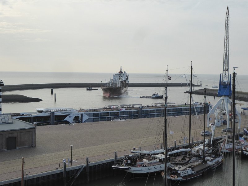 P1090326.JPG - We hebben geluk. We zijn nog niet binnen of er komt een groot schip de haven in, de Humbergracht. Twee sleepboten moeten hem de pijpelade van de haven in helpen. 