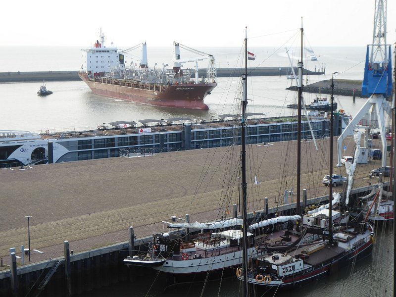 P1090328.JPG - Maar dat gaat zonder ongelukken. Aan de verre kade zo'n Rijn-cruise schip, de Oscar Wilde. Wat doet die in Harlingen?