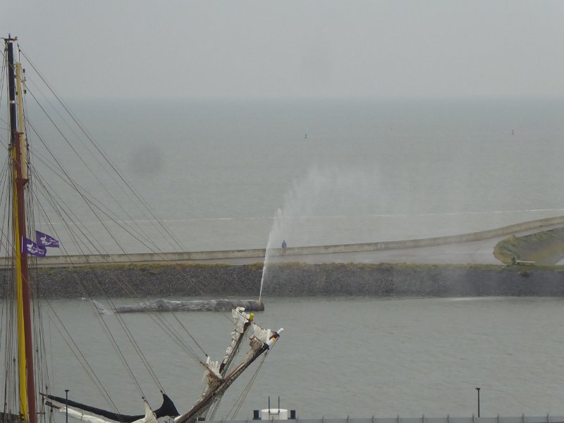 P1090357.JPG - Op donderdagmorgen heeft De Walvis een ander schema. Hij spuit nu eens in de zeven minuten en vijftig seconden. Vloed, zijn pootjes zijn onzichtbaar Om kwart voor twaalf checken we uit en gaan naar huis. Einde mini-vakantie.