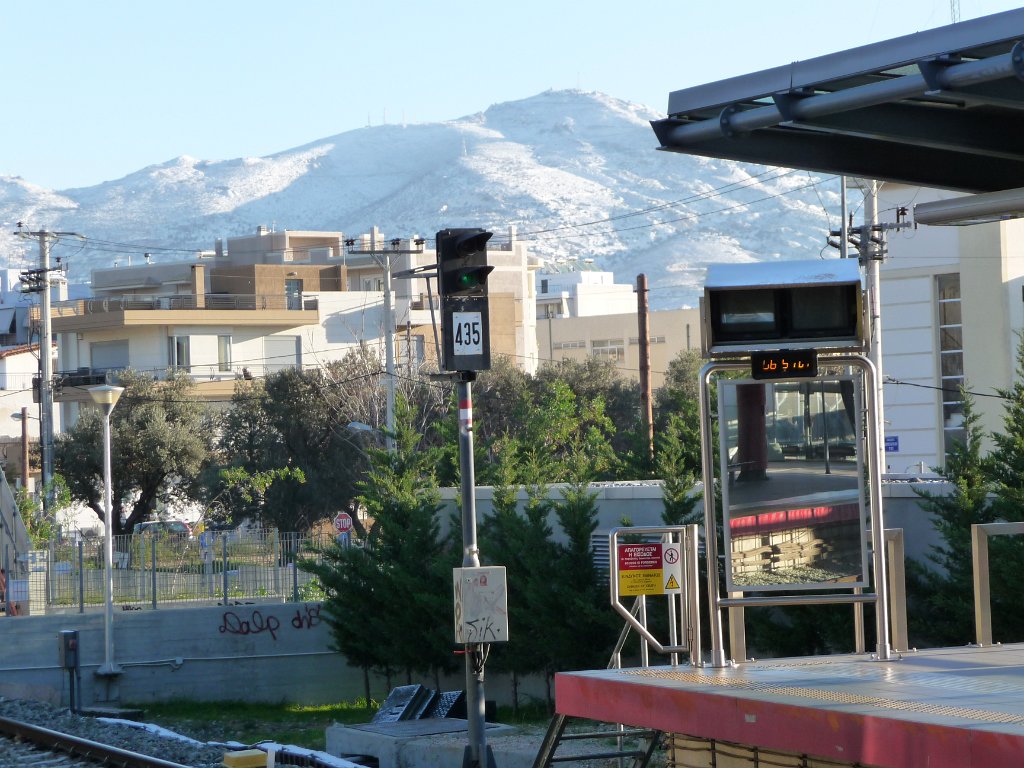 P1040487.JPG - "Mijn" metrostation, Neratziotissa. In het noorden van de stad. Op de bergen ligt sneeuw.