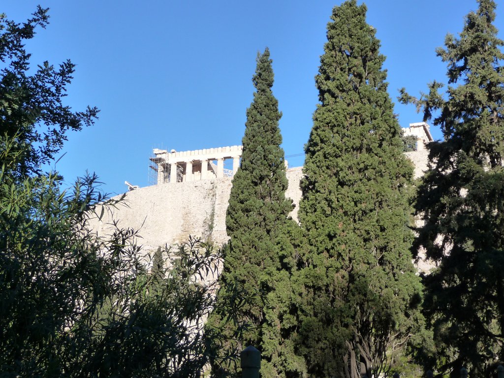 P1040489.JPG - Natuurlijk allereerst naar de Akropolis. Daar ben ik mijn hele leven mee lastig gevallen - het nadeel van geschiedenis studeren. Het grappige is dat het in het echt veel indrukwekkender is dan in de boekjes. Een steile rots, zo'n 70 meter hoog, in het overigens betrekkelijk vlakke landschap. Dàt haden ze me niet verteld!