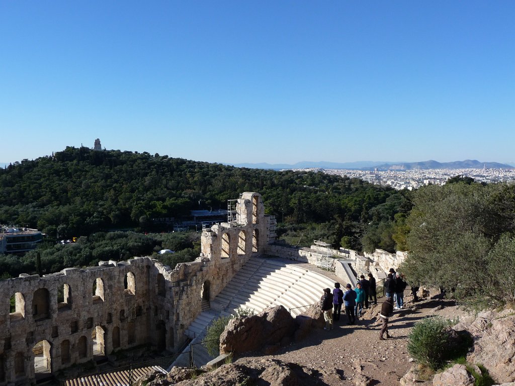 P1040491.JPG - Aan de voet van de Akropolis, en er half tegenaangebouwd, ligt het theater van Herodes Atticus. Gebouwd rond 169 na Chr., nog (of weer) in gebruik.