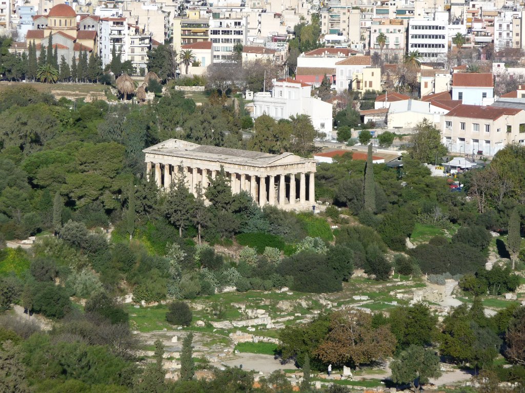P1040493.JPG - Vanaf de Akropolis kijk je op de oude markt, de Agora, met de verassend goed bewaarde tempel van Hephaistos.