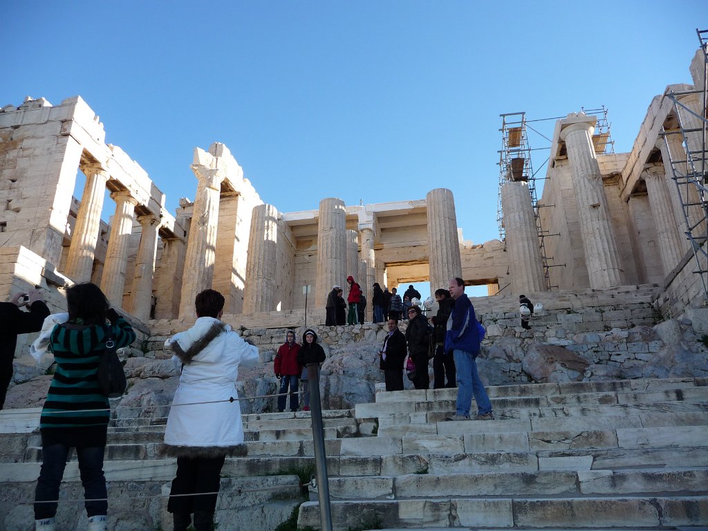 P1040494.JPG - Je beklautert de Akropolis vanuit het oosten. Daar staat een poortgebouw, de Propylaeën. Nu al indrukwekkend, laat staan hoe het in de oudheid geweest moet zijn. Nu al vol met touristen, laat staan hoe het in het seizoen moet zijn!