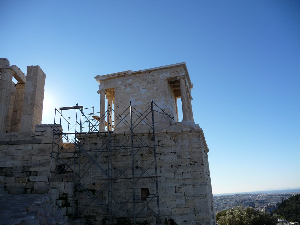 P1040497.JPG - Rechts van de Propylaeën ligt het elegante Athena-Nikè-tempeltje, het tempeltje ter ere van de overwinnende godin Athene. Helaas kom je er niet dichterbij dan dit.