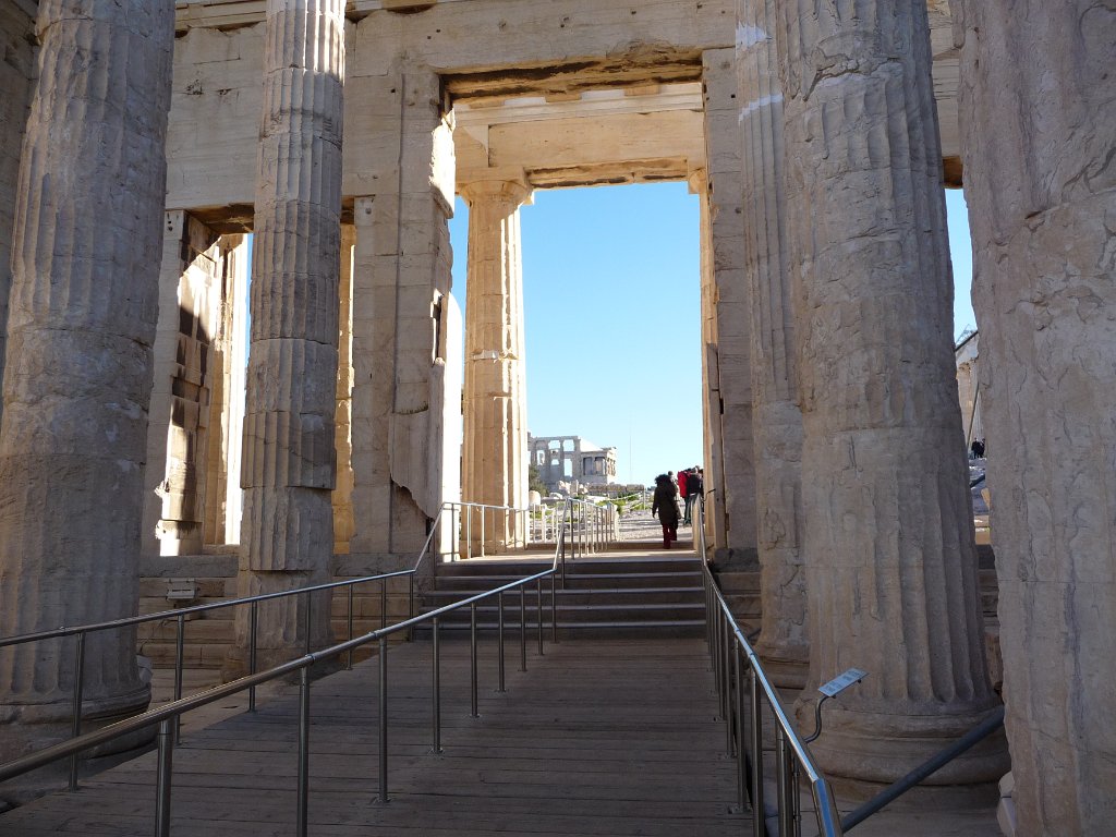 P1040499.JPG - Vanuit de Propylaeën heb je uitzicht op de rest van de Akropolis. Het Erechteion ...