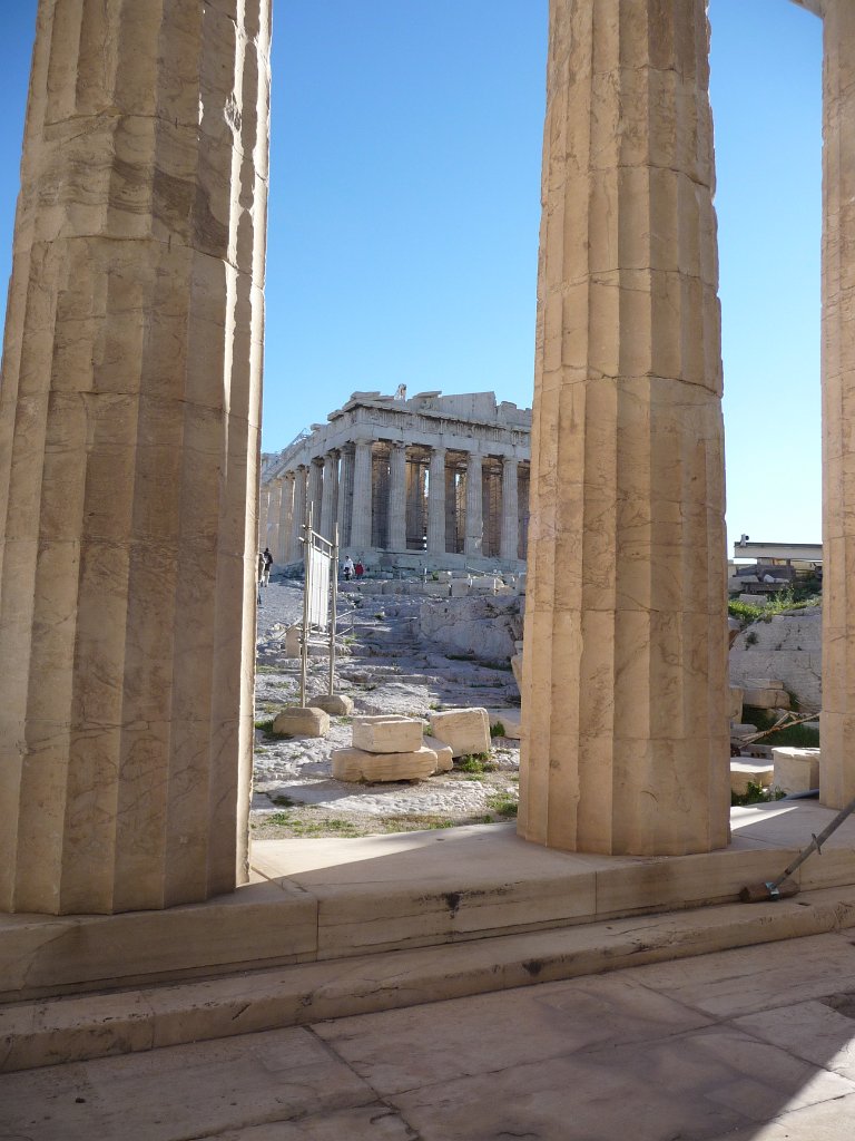 P1040500.JPG - ... en de eerste blik op het Parthenon.