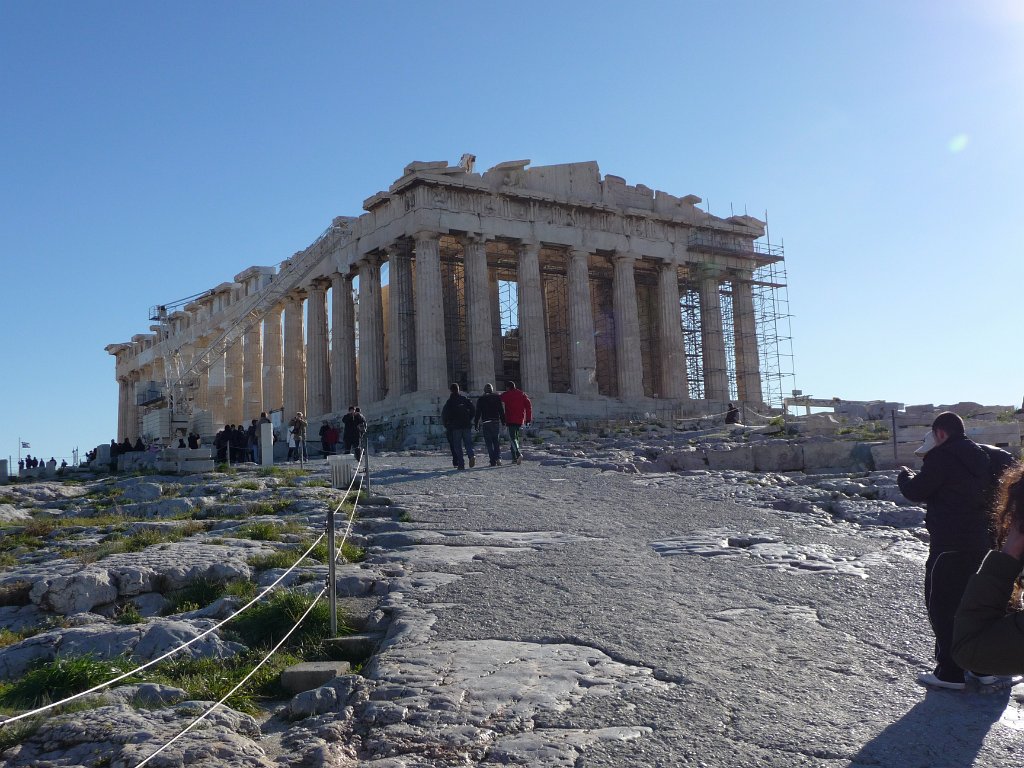 P1040502.JPG - En dan natuurlijk het Parthenon. Ook een tempel, aan Pallas Athena gewijd. Dat moet knap indrukwekkend geweest zijn in de gloriedagen van Athene!