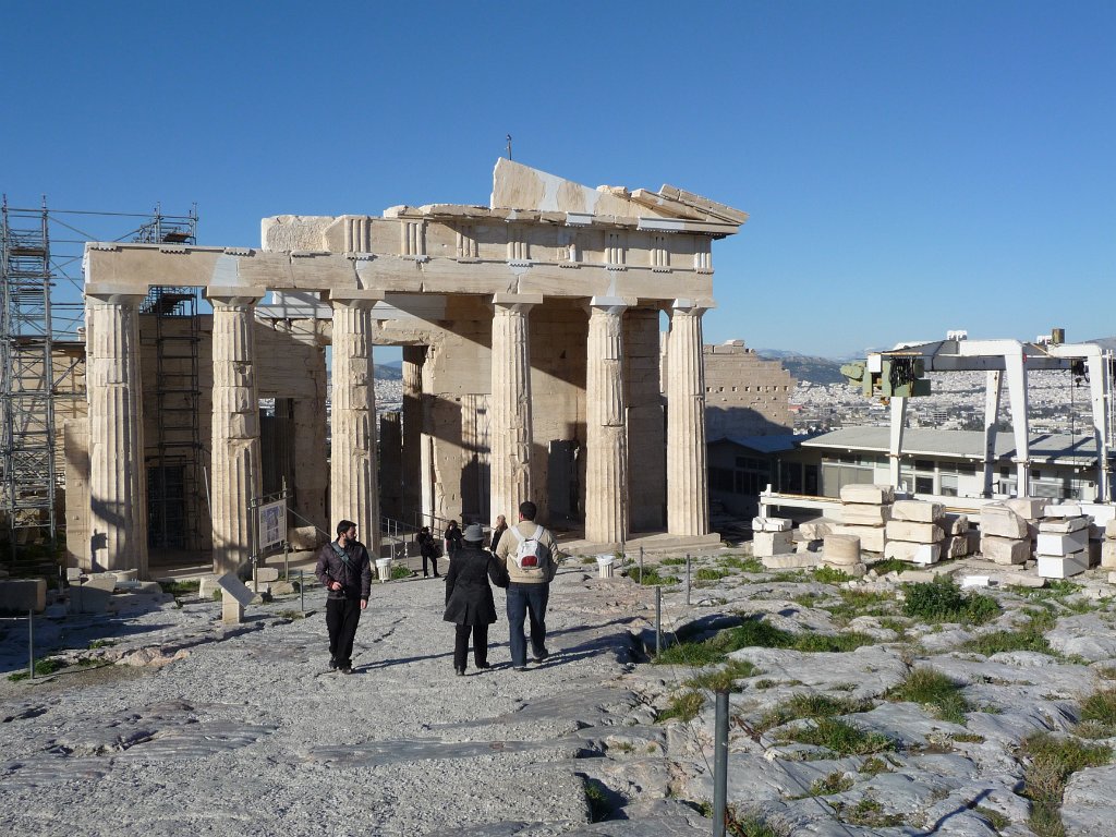 P1040506.JPG - Er wordt druk gerestaureerd op de Akropolis. Gerestaureerd? Nou ja, vorige restauraties worden ongedaan gemaakt en wat echt op omvallen staat wordt gestut.