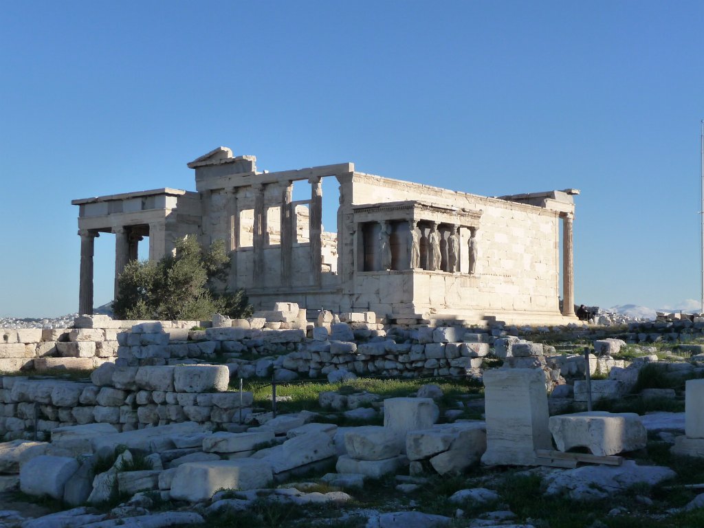 P1040508.JPG - Het Erechtheion is een multi-functionele tempel, waarin verschillende goden en helden werden vereerd. Vandaar ook de verschillende aanbouwtjes. Voor wie deze tempel oorspronkelijk gebouwd is is niet duidelijk.