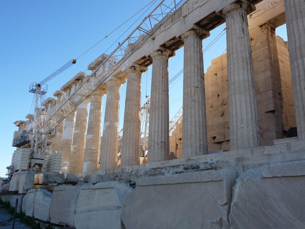 P1040510.JPG - Het Parthenon is in 9 jaar tijd gebouwd, tussen 447 en 438 voor Christus. Geen kunst natuurlijk, met die enorme kranen.  De  huidige  Grieken zijn, met kranen en al, al vanaf 1976 bezig om te redden wat er te redden valt.