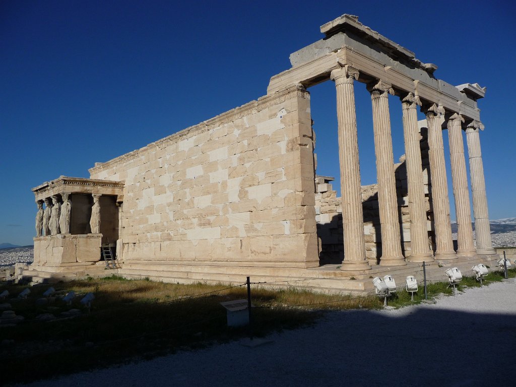 P1040513.JPG - De zuidoostkant van het Erechtheion. links de beroemde Kariatiden, zuilen in de vorm van vrouwenfiguren. Weer zoiets waarvan ik van jongs af aan ingepompt heb gekregen dat ik het mooi moet vinden. Wat een onzin!