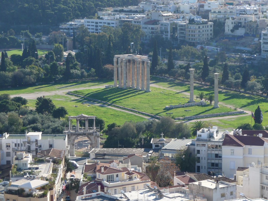 P1040525.JPG - De Akropolis is een steile klomp steen. Ondanks alle tempels in de eerste plaats verdedigingswerk. War je ook kijkt, in de stad zelf zie je ook klassieke resten, zoals deze tempel van Zeus.