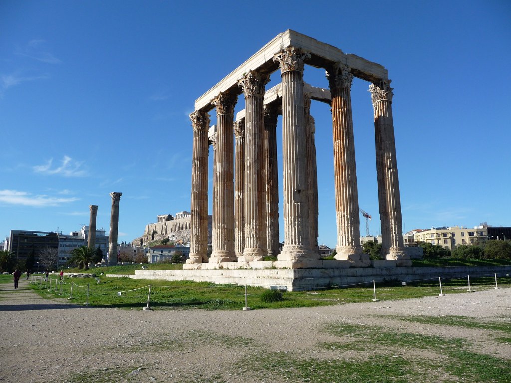 P1040571.JPG - 's Middags naar de tempel van Zeus, ten oosten van de Akropolis. Dat moet een enorme tempel geweest zijn: de zuilen op de achtergrond horen er ook nog bij.