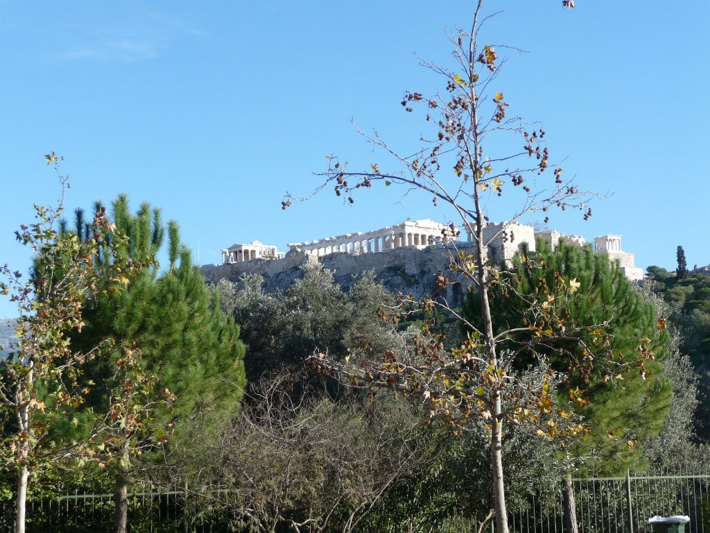 P1040585.JPG - Nog één foto van die middag. Waar je ook loopt in het centrum van Athene, je kijkt altijd weer uit op de Akropolis. Ik had nòg een museum ingewild, maar alles blijkt om drie uur te sluiten. Toen ben ik de metro maar gaan verkennen.