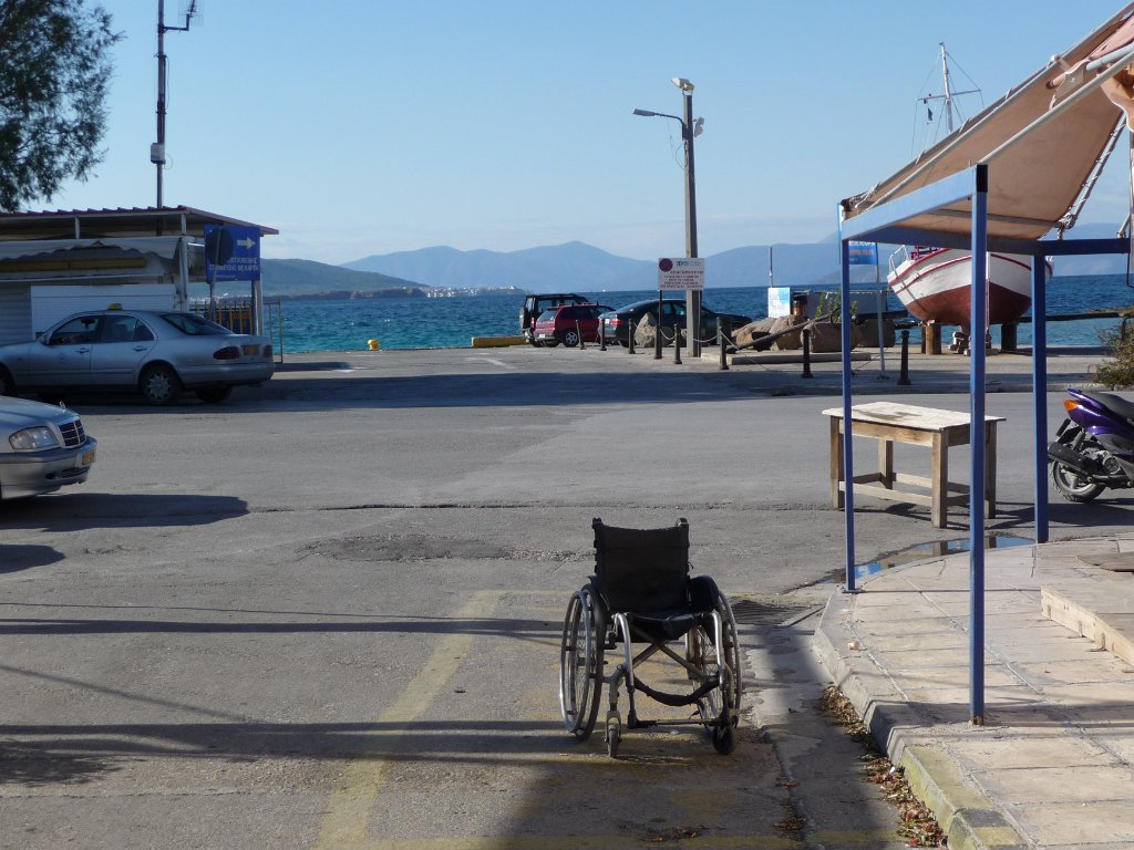 P1040652.JPG - Sowieso een gezond stadje! Ik ben een uur of 7 op het eiland geweest en al die tijd stond die verlaten rolstoel hier.
