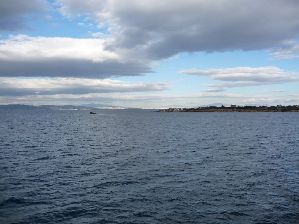 P1040709.JPG - Ik was zo slim geweest me in Pireaus geen retourtje te laten aanpraten. Rond een uur of drie begon het te betrekken en nu kon ik de eerste de beste boot terug naar Piraeus nemen.