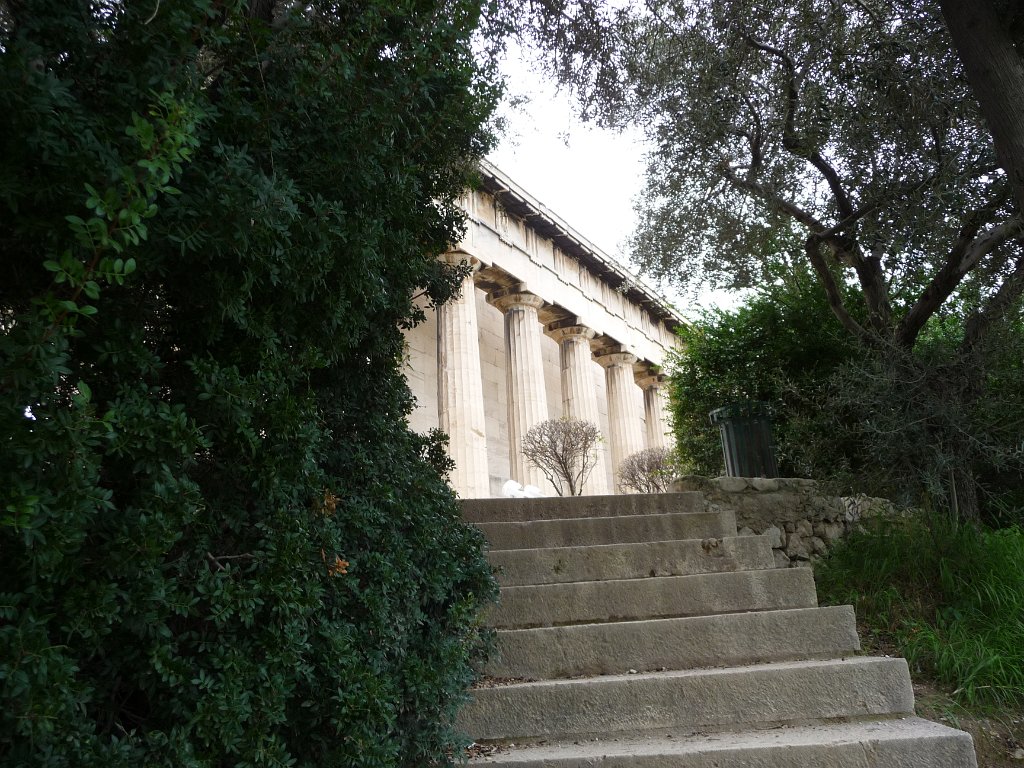 P1040749.JPG - Aan de noordwest kant staat de Tempel van Hephaistos. Die is heel lang in gebruik geweest als kerk, en daarom goed bewaard gebleven.