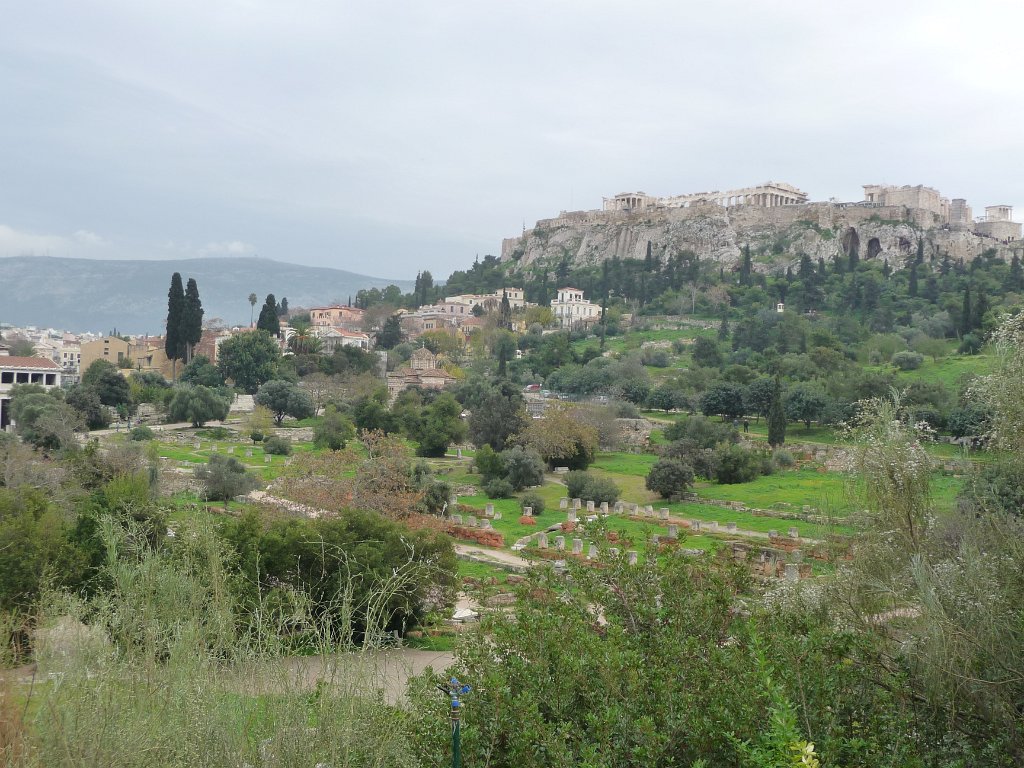 P1040771.JPG - Overzicht over de Agora vanaf de tempel van Hephaistos. Op de achtergrond de Akropolis.