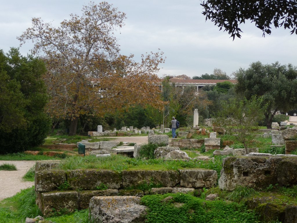 P1040792.JPG - Nog een overzicht over de Agora. Zie ook http://en.wikipedia.org/wiki/Ancient_Agora_of_Athens.