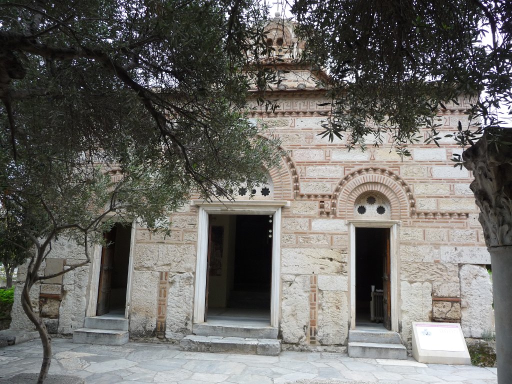 P1040805.JPG - De Agora is lang in gebruik gebleven en er staan verschillende lagen op elkaar. Eén daarvan is Byzantijns en dit lievige kerkje is daar een restant van. Uit het jaar 900, ongeveer.