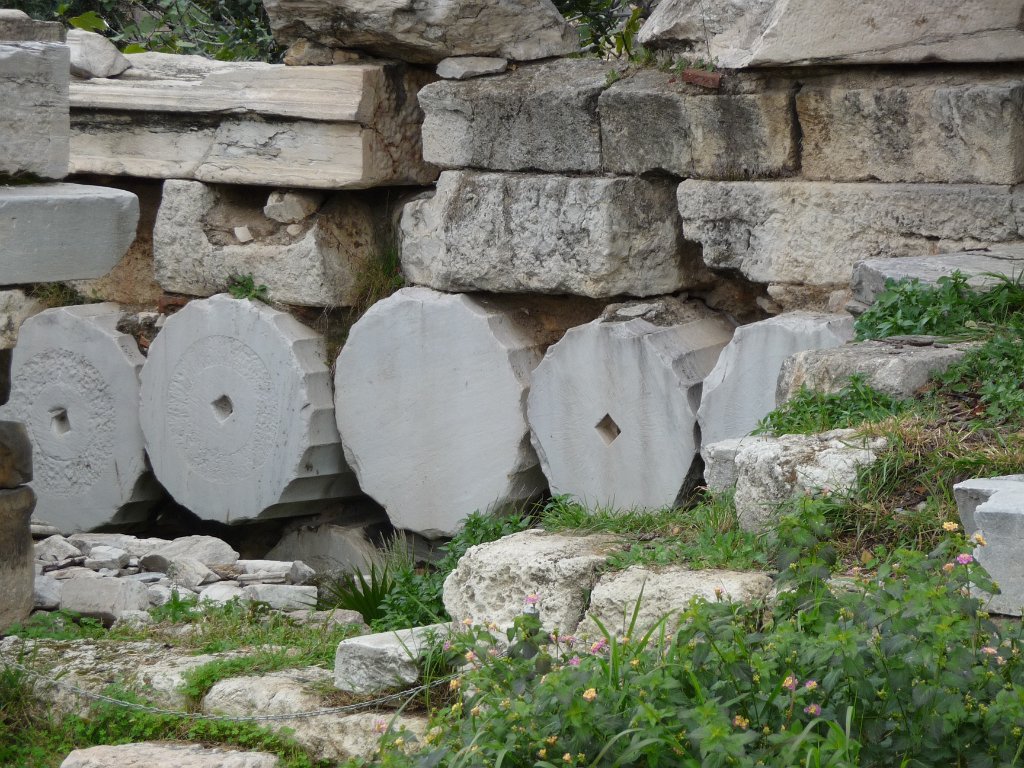 P1040819.JPG - Een inderhaast opgetrokken stadsmuur, uit de Romeinse periode. Natuurlijk: je sleurt een paar tempels omver en gebruikt de rommel als bouwmateriaal voor je stadsmuur!