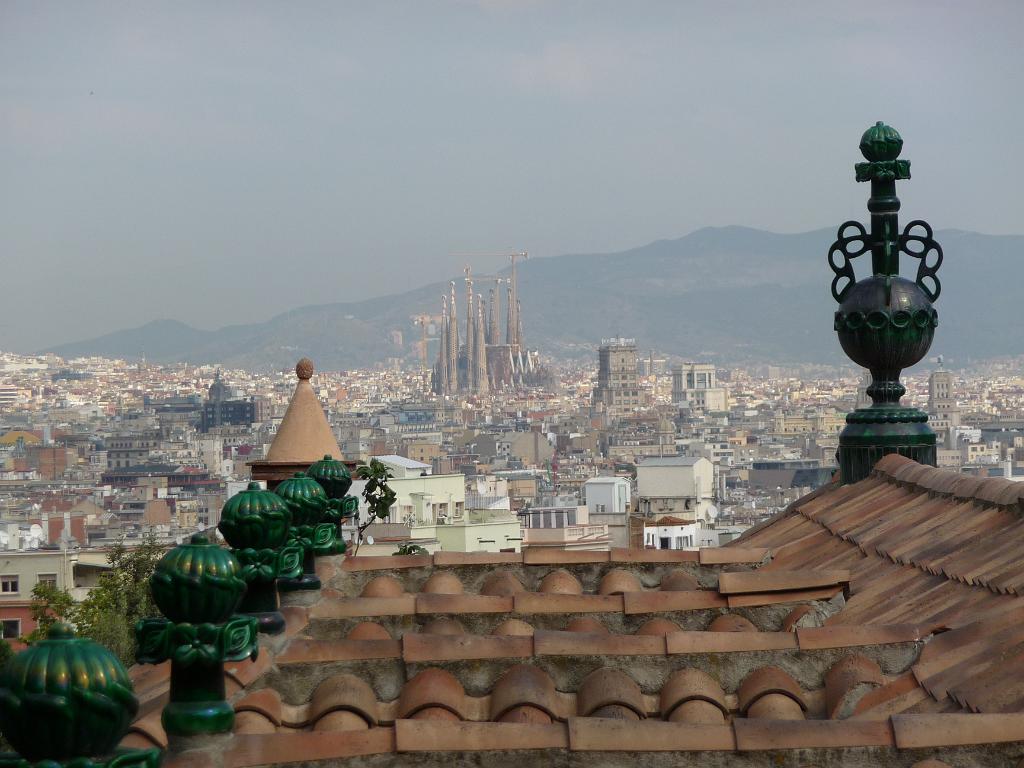 051_SagradaFamilia.JPG - Uitzicht vanuit het parkje op de Sagrada Familia.