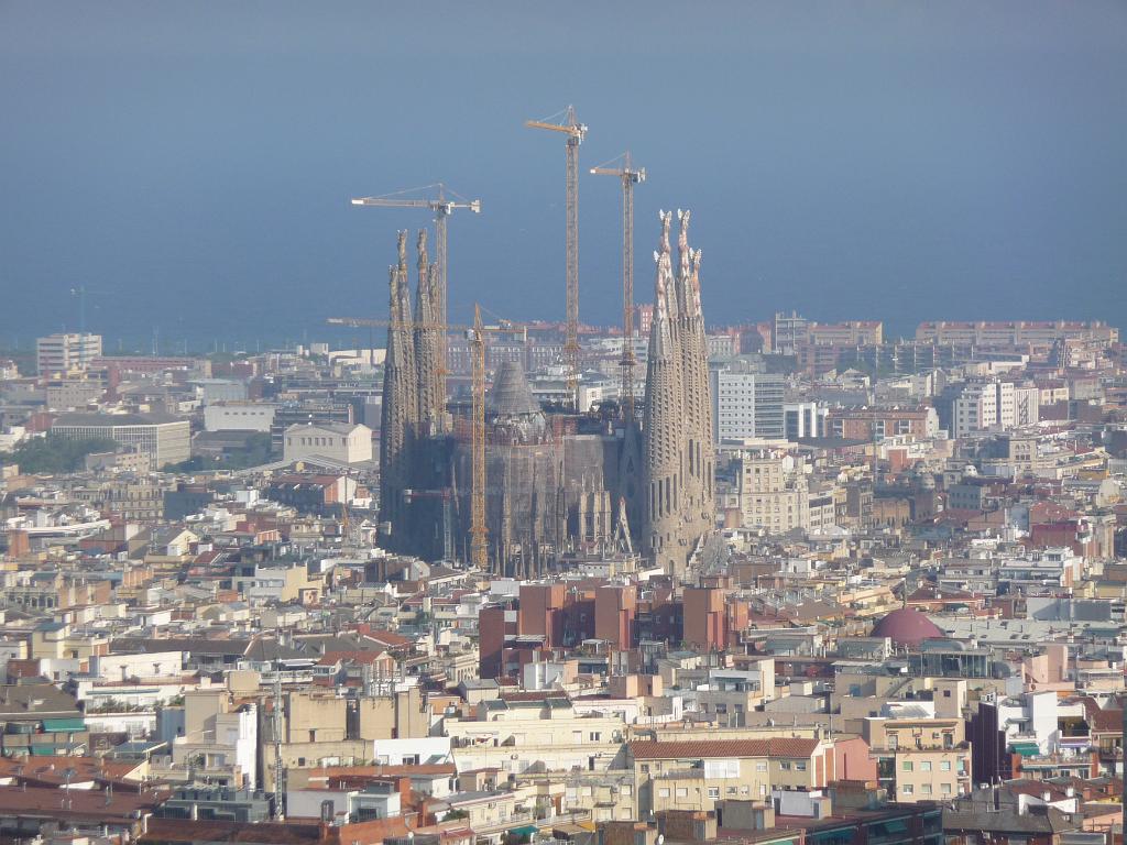 194_SagradaFamiliaVanuitGuell.JPG - Nog één keer de Sagrada Familia, nu van een afstandje.