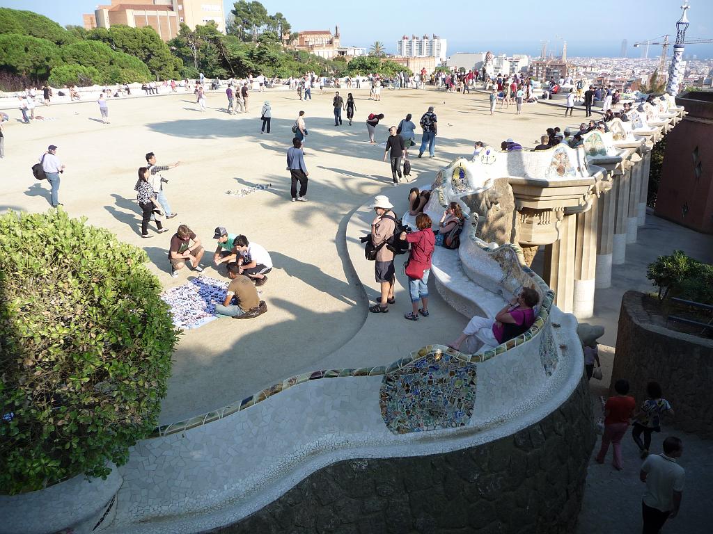 198_ParcGuell.JPG - Door naar het Parc Guëll, dat oorspronkelijk als villawijk bedoeld was. Alleen wilde niemand er komen wonen. Ook ontworpen door Gaudi, dus ook een beetje zot. Maar wel aangenaam gestoord.