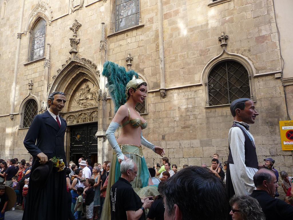 244_MerceReuzen.JPG - De volgende dag vallen we midden in de Mercè, het jaarlijkse festival van Barcelona. Het begint met een reuzenoptocht.