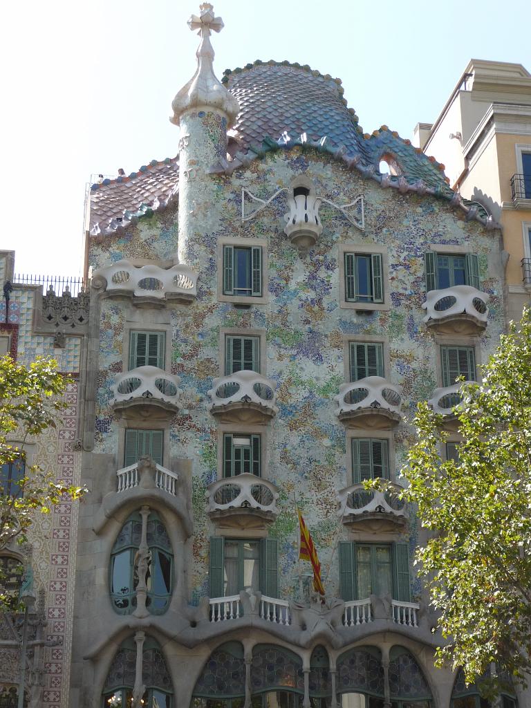 264_CasaBattlo.JPG - In de buurt drie opvallende woningen van drie verschillende architecten naast elkaar. Dit is natuurlijk van Gaudi.