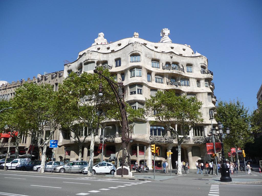 272_Pedrera.JPG - De volgende dag zijn we naar een ander werk van Gaudi gegaan, Casa Milà, beter bekend als de Steengroeve (la Pedrera).