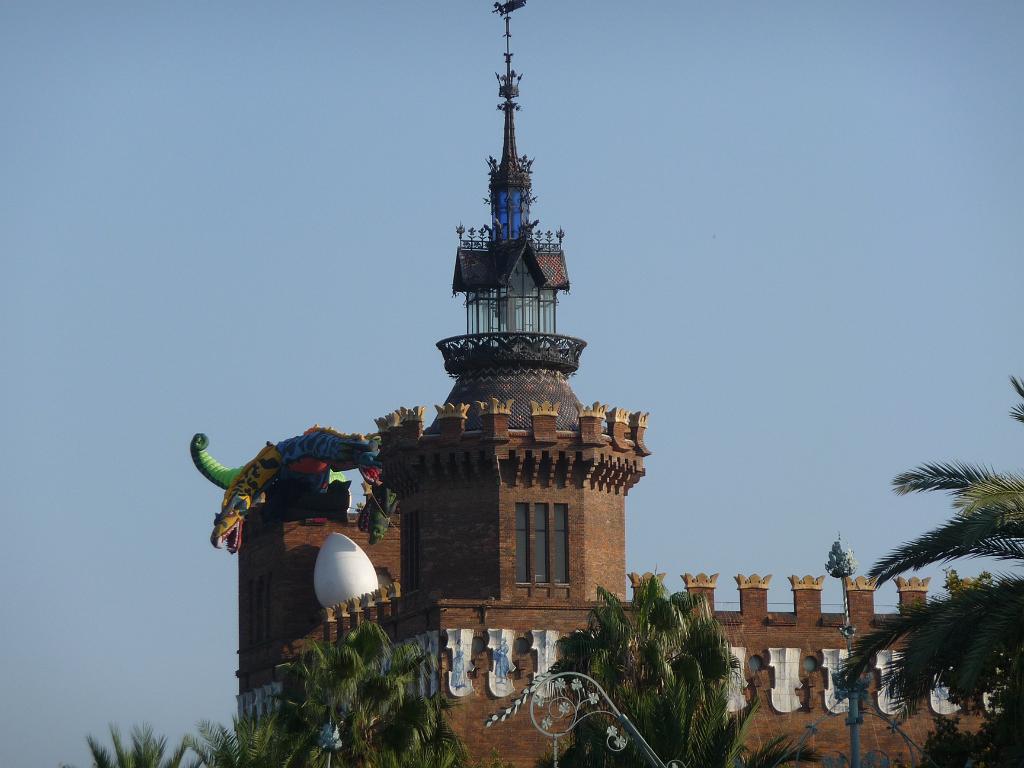 290_MerceDraken.JPG - De hele stad staat voor de Mercè in het teken van draken. Een draak heeft. heel toepasselijk, zijn (haar?) ei gelegd op het Zoölogisch Museum ...