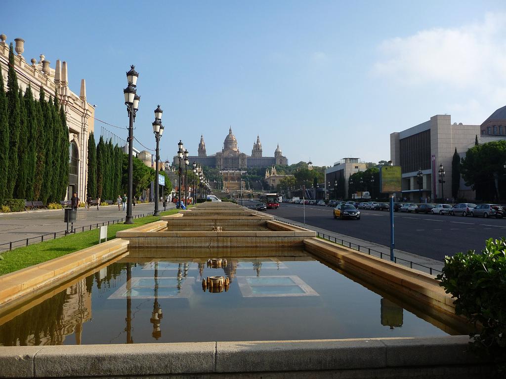 300_Maria_Cristina.JPG - De weg naar het Museu Nacional d'Art de Catalunya (MNAC): de Avenida Reina Maria Cristina.