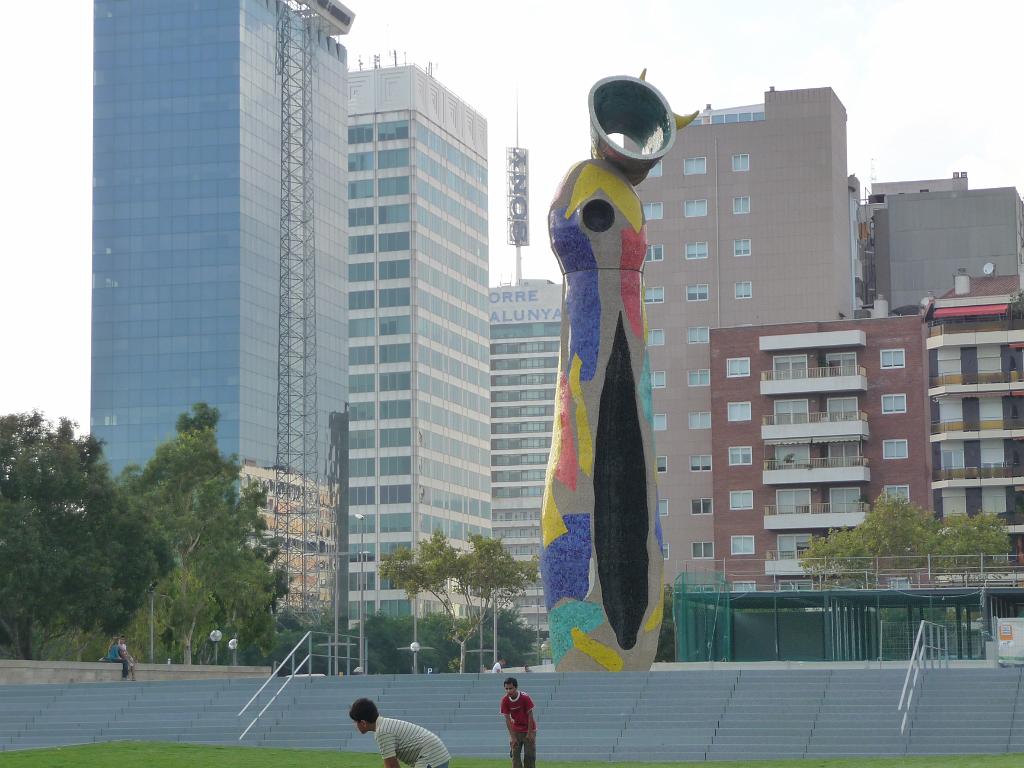 302_Miro.JPG - Die avond zoeken we een rustig bankje in het Parc de Joan Miró, met zijn "Donna y Occell" (Vrouw en Vogel).