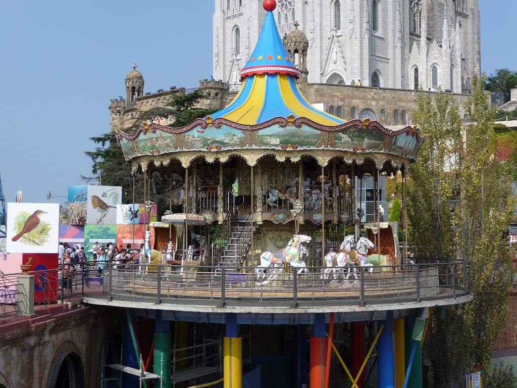 323_Tibidabo.JPG - De Tibidabo is een groot pretpark, met deels schattige oude attracties. Helemaal bovenop een kerk, die door Franco gebouwd is om te laten zien wie er in het vervolg de baas zou zijn in Barcelona. Maar wel een mooi uitzicht.