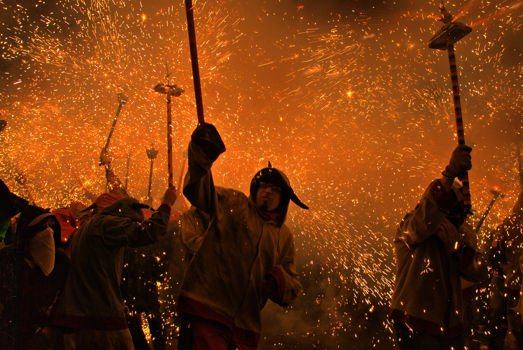 326_Correfoc.jpg - Na het concert kwammen we nog net terecht in een staartje van de Correfoc, een grote draken-, vuurwerk- en knalfestival. Echte mannen rennen erdoorheen, ik ben lekker aan de kant blijven staan.