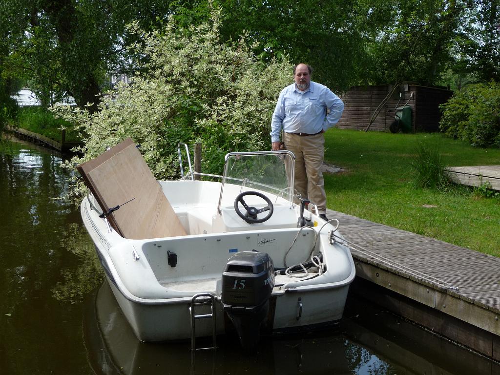 0163_Hout.JPG - Naar Hilversum gegaan om hout te halen. We gebruiken watervast verlijmd multiplex. Een klassieker: we hadden tevoren gebeld of de houthandel platen met een Okumé fineerlaag in voorraad had. Ja hoor, geen enkel probleem. Maar toen we daar kwamen bleek dat ze alleen mahonie op voorraad hadden. Duurder en zwaarder. Maar ja, we hadden niet veel keus ... Overigens hebben we het hout met de auto gehaald en alleen het laatste stukje gevaren.