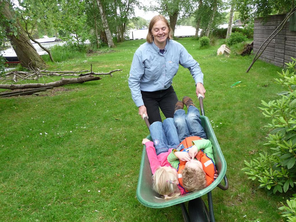 0346_NanetteKruitL+R.JPG - De kinderen zijn een welkome afwisseling.