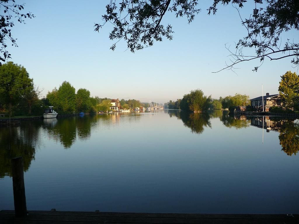 0413_ZesUursMorgens.JPG - Zondagmiddag hebben we een afspraak, dus zondagmorgen is de laatste dag dat we nog kunnen werken. Bij stom toeval zitten er om zes uur 's mogens twee nijlganzen op ons landje te paren. Tjonge wat maken die beesten een herrie. (Gijlnanzen, volgens mijn achternicht.) Dus zijn we vroeg ons bed uit. Het is nog bladstil, althans, als we de nijlganzen eenmaal verjaagd hebben.