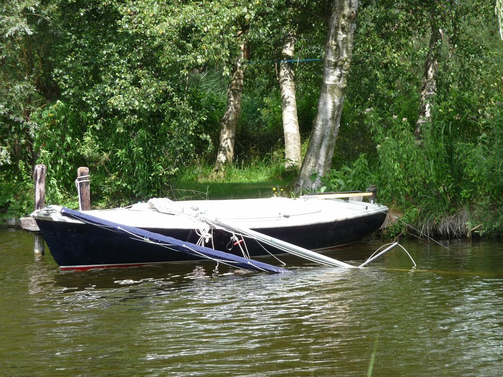 0612_CentaurMastGebroken.JPG - De weken daarop moeten we hard werken en ligt het project stil De tijd de we overhebben moeten we besteden aan de gebroken mast van de Centaur (dank, Frank, dank, dank, dank ...)