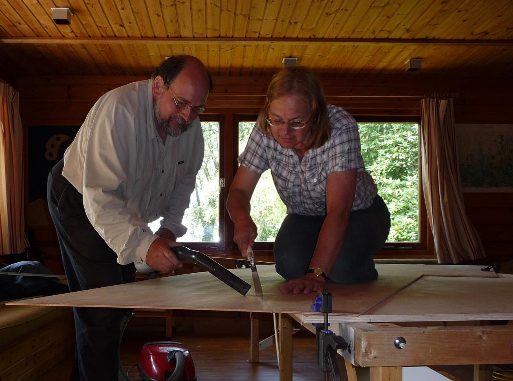 0957_ZagenVoordoft.JPG - Uitzagen van de voorbank. Uren hebben we de afgelopen zomer zo gewerkt: de een zaagt, de ander zuigt het stof weg, anders zie je de lijn niet.