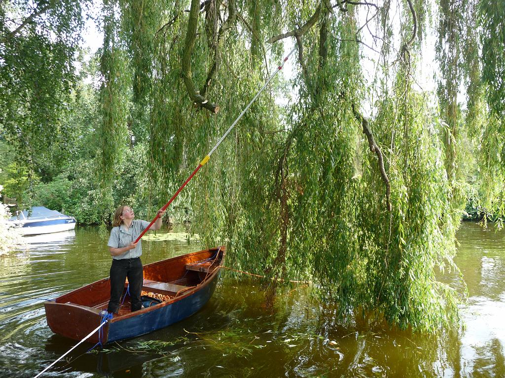 70079_WilgSnoeien.JPG - September 2011. Blauwtje was bedoeld als werkboot. Dat moet hij maar eens waarmaken. De wilg snoeien. 't Gaat prima, lekker stabiel.