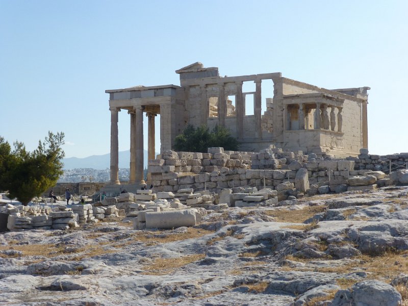 P1080294-Erechteion.JPG - Het Erechteion is een "rare" tempel, want er moesten allerlei goden in vereerd worden. Hij is ook op twee verschillende niveau's gebouwd. 