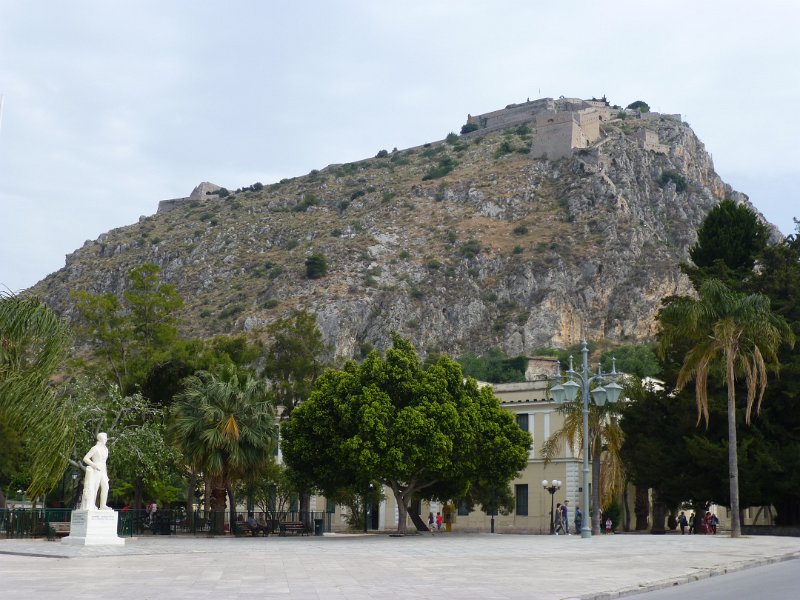 P1080628.JPG - De Myceners, de klassieke Grieken, de Romeinen, Byzantium, de Venetianen, de Turken en de Fransen hebben allemaal hun sporen nagelaten. Dit is het grote fort boven Nafplio, de Palamidi.