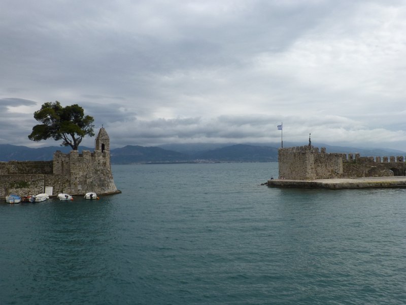 P1090411.JPG - Onderweg gestopt in Nafpaktos, een mooi bewaard Middeleeuws havenstadje. Raad eens? Het heeft een kasteel! We hebben dat, geheel blasé, niet bezocht.