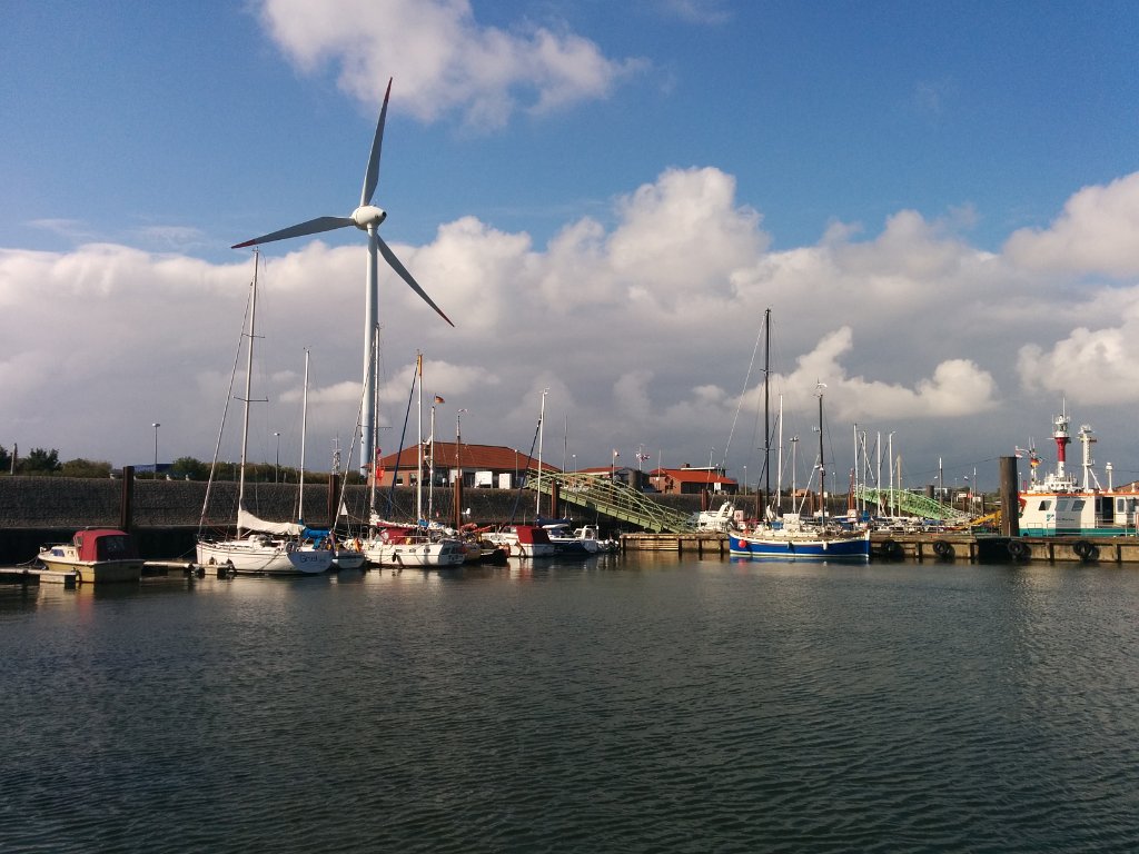 IMG_20140908_161720.jpg - We varen Cuxhaven uit met weinig wind. In de loop van de dag neemt hij nog verder af, maar 's nachts gaat het hard waaien. We wijken uit naar Borkum hafen. Een industriehaven met plaats voor een stuk of wat passanten. Dat is, hoe gek het ook klinkt, eigenlijk leuker dan een marina.