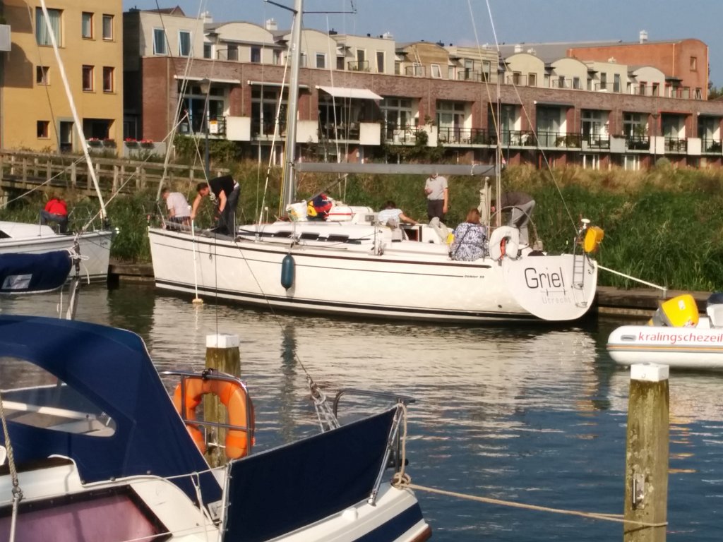 IMG_20140913_163353.jpg - Dan neemt de wedstrijdbemanning het schip over en haalt alle toerspullen er weer vanaf. Maar het vlaggelijntje zien ze over het hoofd.